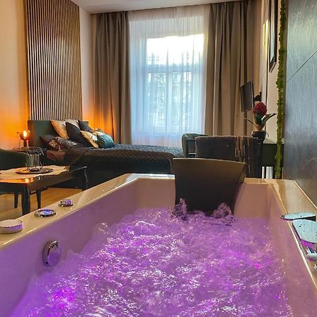 Apartament Czarny Z Jacuzzi Cracovie Extérieur photo
