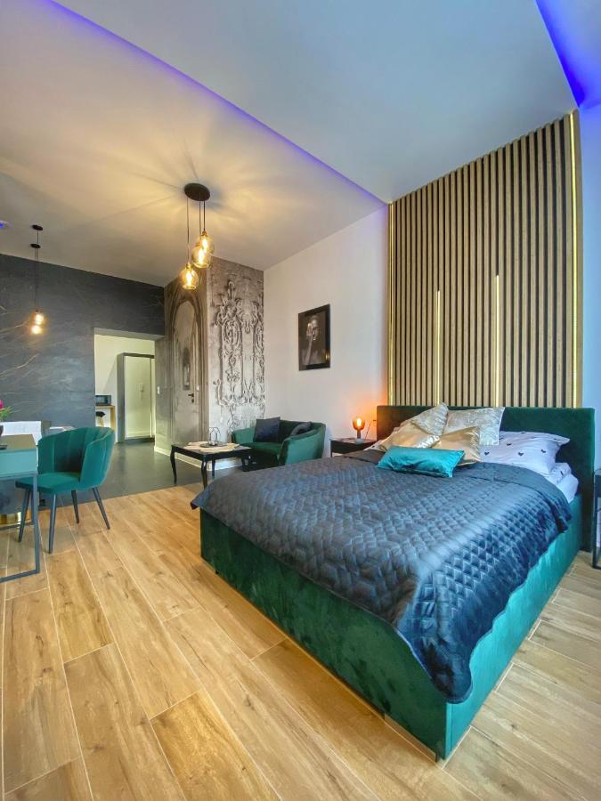 Apartament Czarny Z Jacuzzi Cracovie Extérieur photo