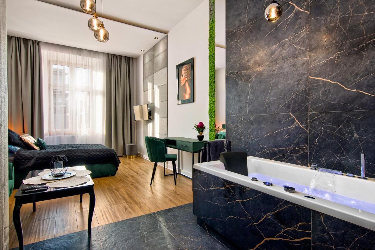Apartament Czarny Z Jacuzzi Cracovie Extérieur photo