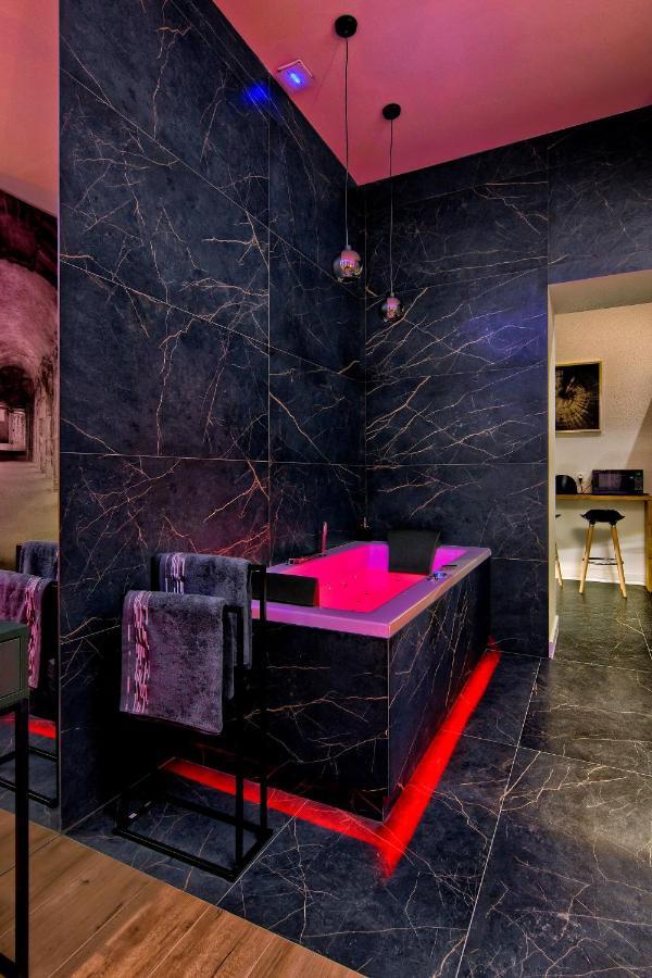 Apartament Czarny Z Jacuzzi Cracovie Extérieur photo
