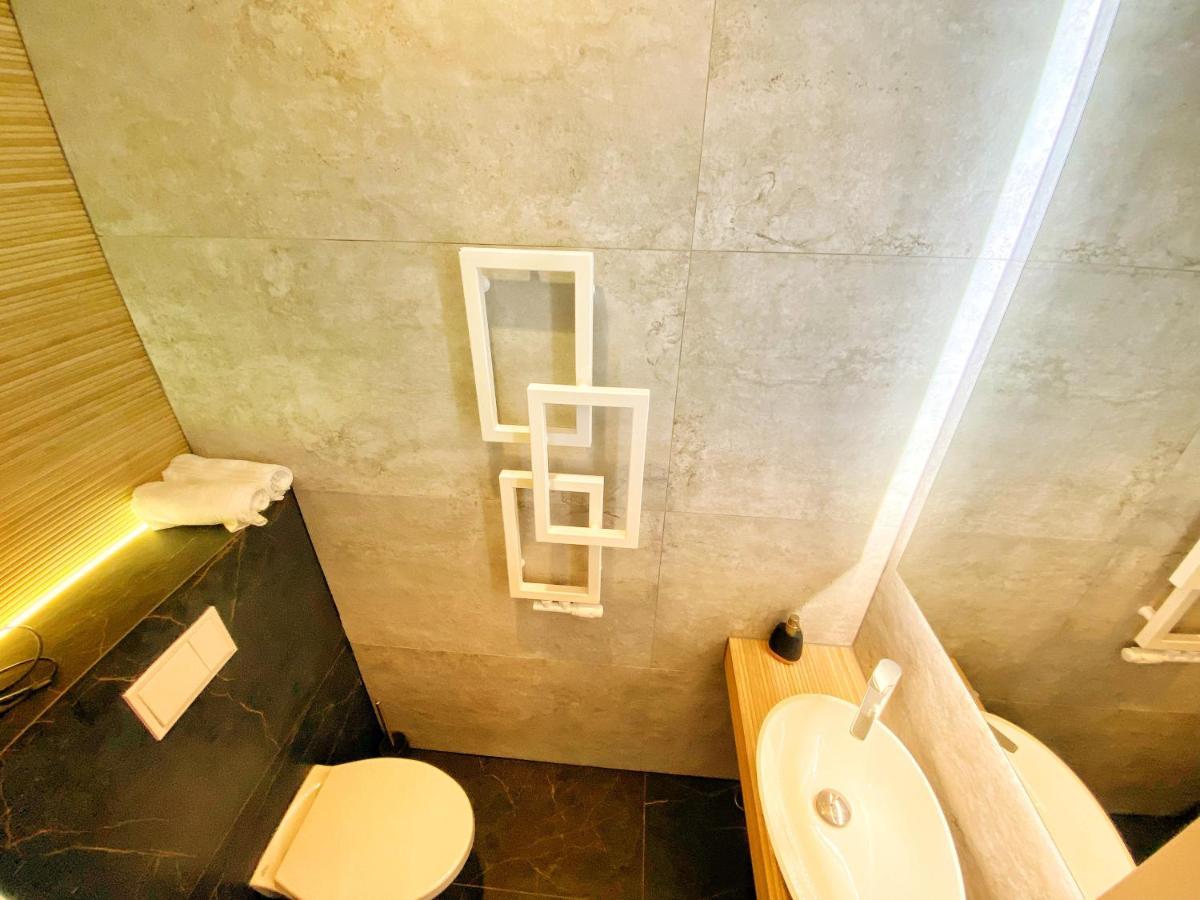 Apartament Czarny Z Jacuzzi Cracovie Extérieur photo