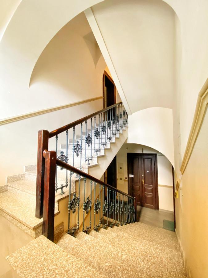 Apartament Czarny Z Jacuzzi Cracovie Extérieur photo